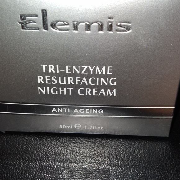 Elemis -Tri Enzyme Resurfacing Night Cream - Picture 2 of 5